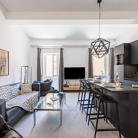 Magnificent Design Apt In The Heart Of Antibes アパート